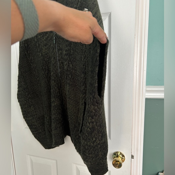 Xhiliration batwing cape with pockets - Picture 3 of 3